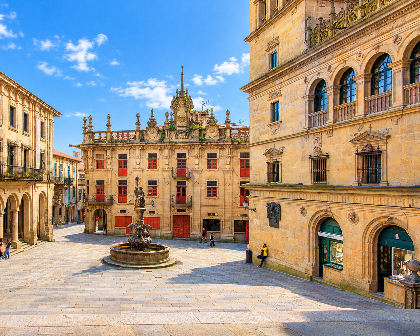 Praça da Quintana em Santiago de Compostela com arquitetura histórica de pedra e chafariz na Galiza.