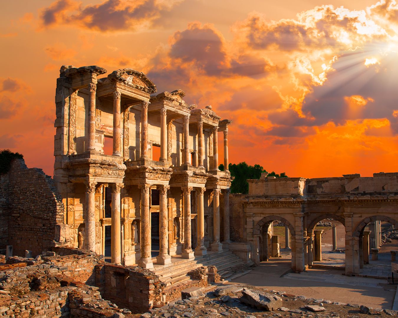 Fachada monumental da Biblioteca de Celso com colunas de pedra em Éfeso, ponto turístico histórico na Turquia.