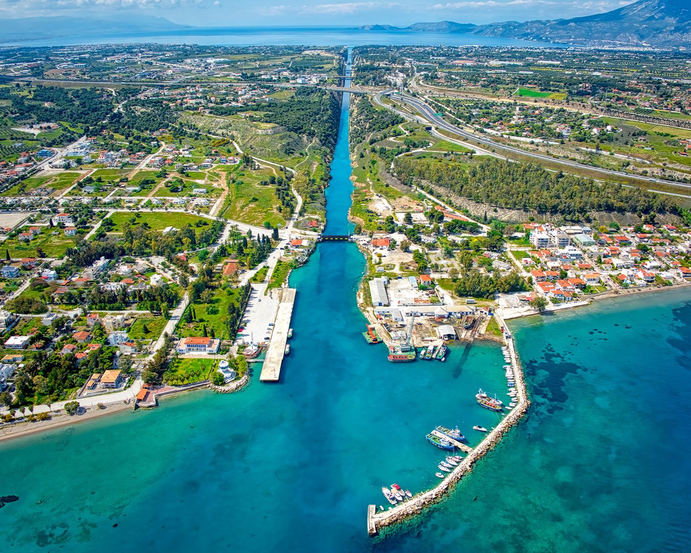 Vista aérea panorâmica do Canal de Corinto ligando o mar com águas azul-turquesa, Grécia.