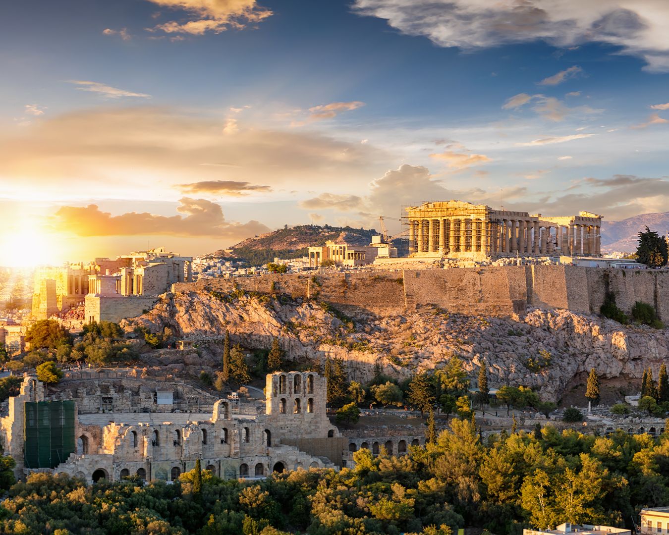 Vista panorâmica da Acrópole de Atenas com o Partenon no topo da colina ao pôr do sol, Grécia.