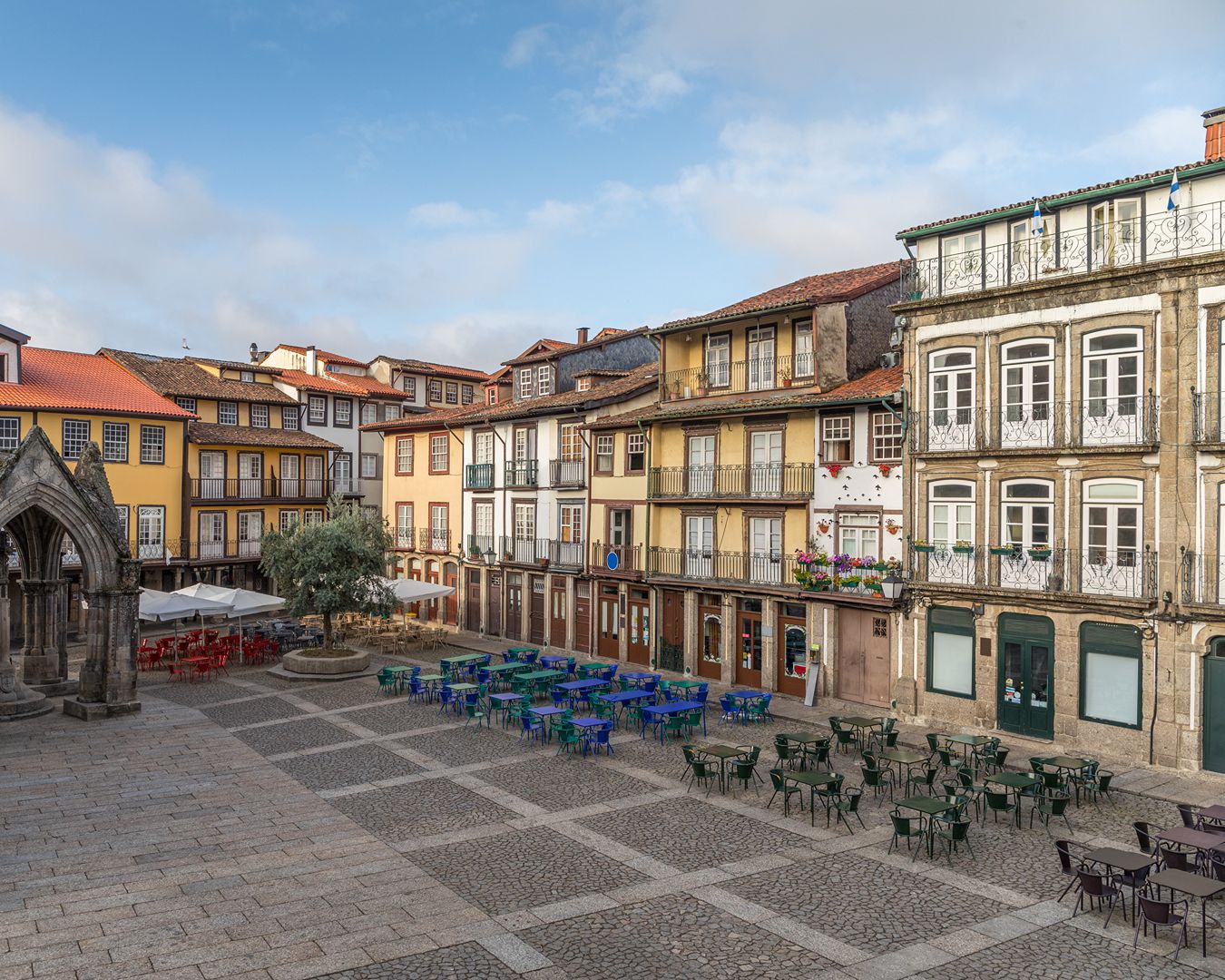 Largo da Oliveira no centro histórico de Guimarães com Padrão do Salado e edifícios medievais em Portugal.