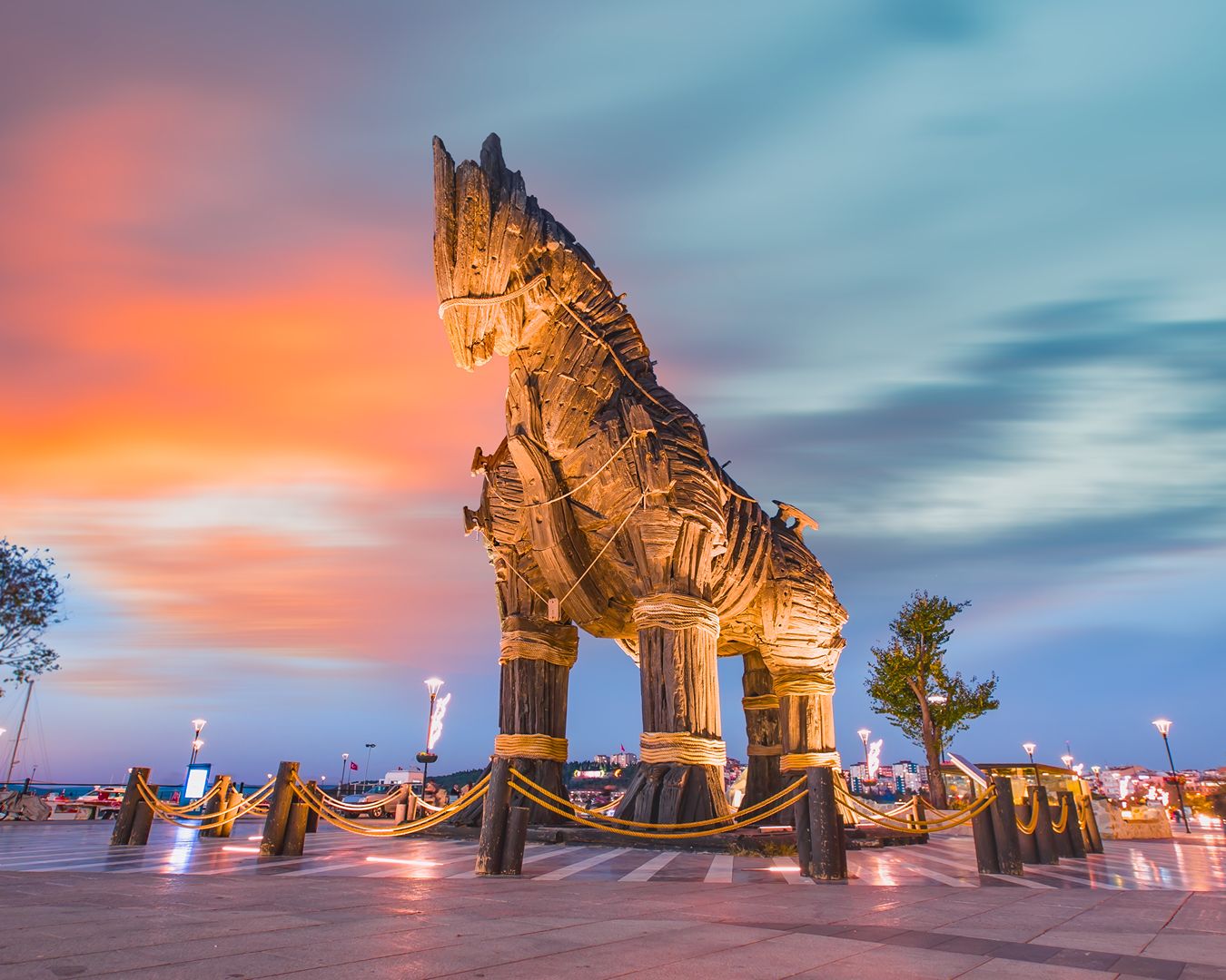 Estrutura de madeira do Cavalo de Tróia ao pôr do sol no passeio marítimo de Çanakkale, Turquia.
