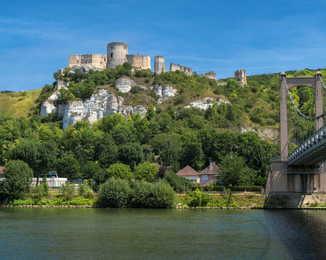 Ruínas do Château Gaillard no topo da colina com o Rio Sena e ponte suspensa em Les Andelys