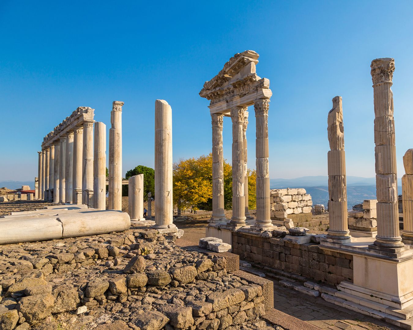 Colunas de mármore do Templo de Trajano nas ruínas da Acrópole de Pérgamo, Turquia.
