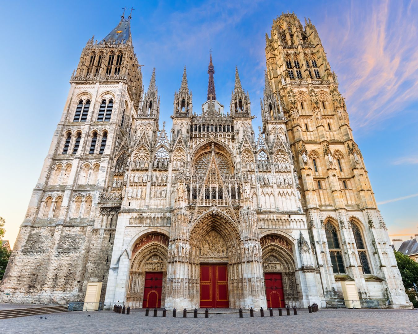 Imponente fachada gótica da Catedral de Nossa Senhora de Rouen na Normandia