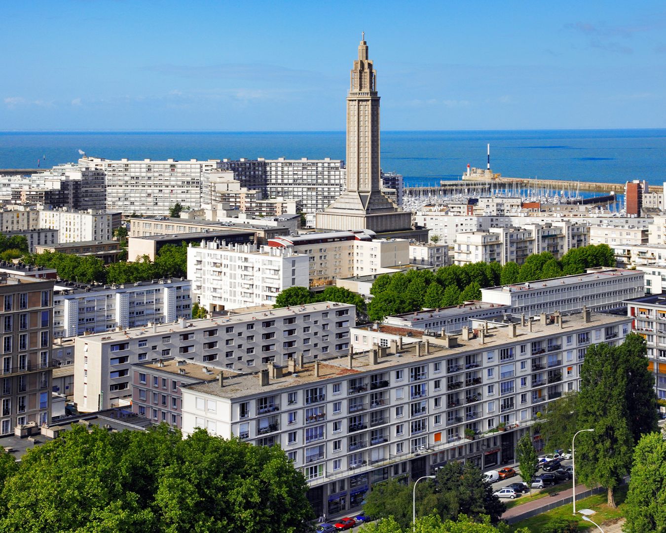 Vista panorâmica da cidade de Le Havre na França com a torre da Igreja Saint-Joseph e o mar ao fundo