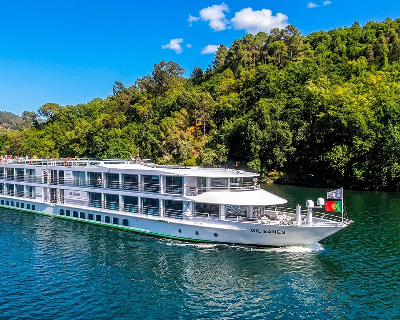 Cruzeiro fluvial Gil Eanes navegando pelo Rio Douro com paisagem de vinhedos em socalhos ao fundo.