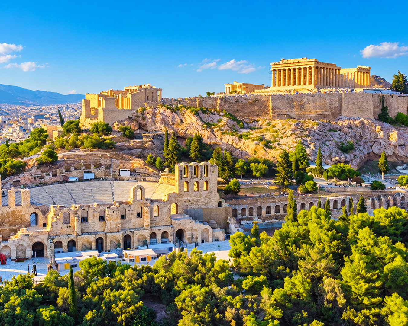 Vista aérea da Acrópole de Atenas com o Odeão de Herodes Ântico em primeiro plano e o Partenon no topo sob céu azul