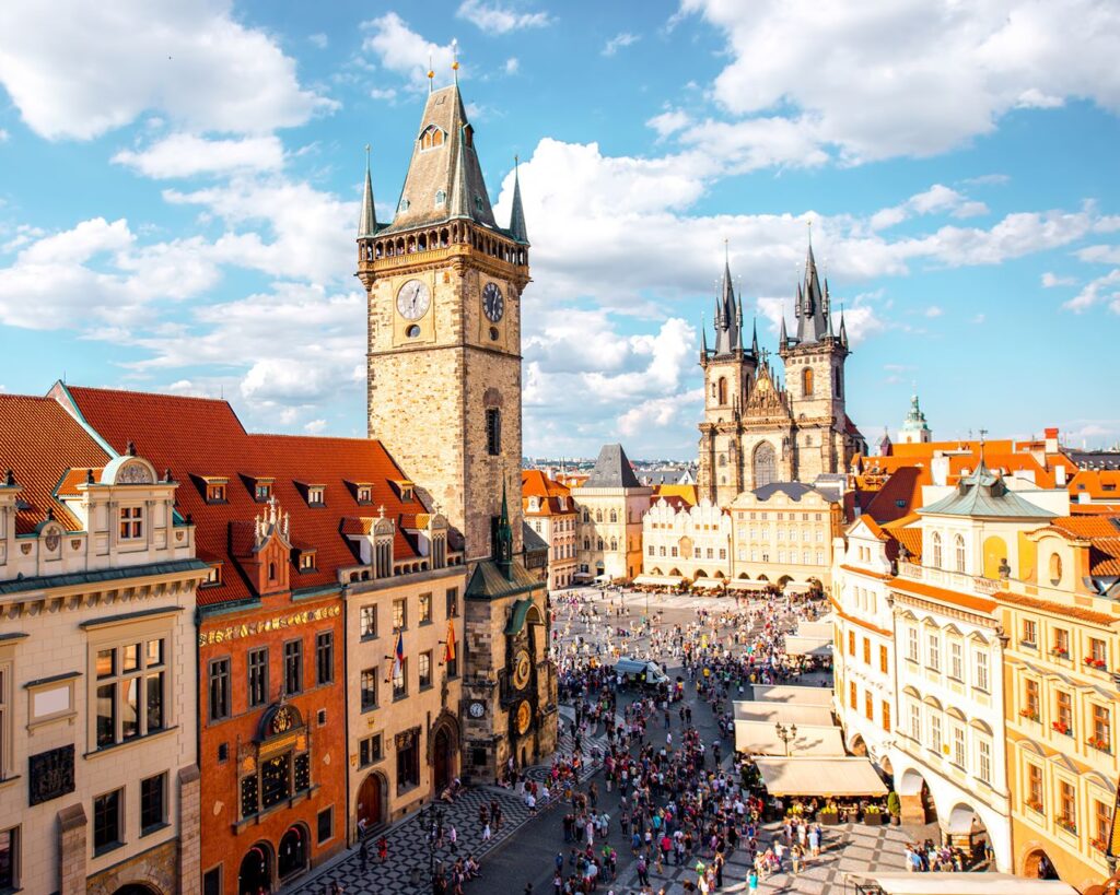 Praça da Cidade Velha em Praga com a Torre do Relógio Astronômico e a Igreja de Týn