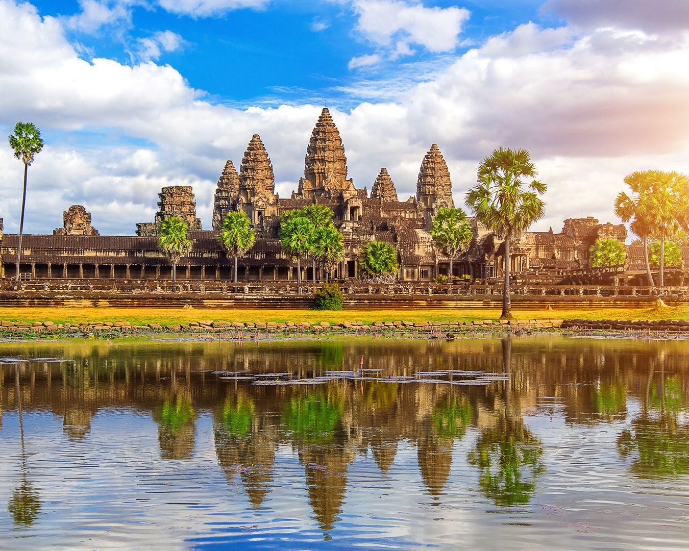 Reflexo das torres do templo de Angkor Wat no lago ao amanhecer em Siem Reap, Camboja