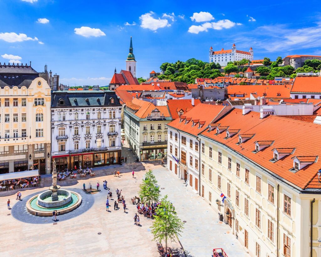 Vista aérea da Praça Principal da Cidade Velha de Bratislava com o castelo ao fundo