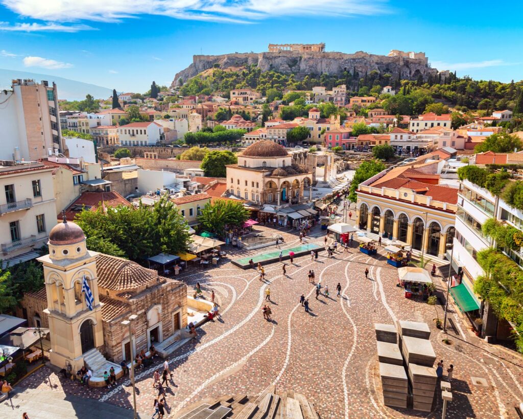 Vista aérea da Praça Monastiraki com a Acrópole e o Parthenon ao fundo em Atenas
