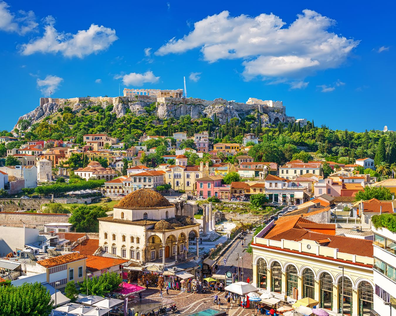 Panorama da cidade de Atenas com edifícios históricos e a Acrópole destacada no topo da colina