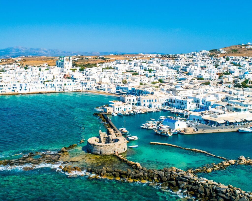 Vista aérea da antiga fortaleza veneziana no porto de Naoussa, na ilha de Paros, Grécia