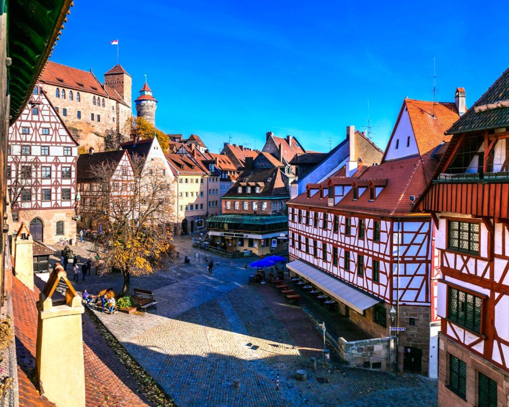 Centro histórico de Nurembergue com casas em estilo enxaimel e o castelo na colina