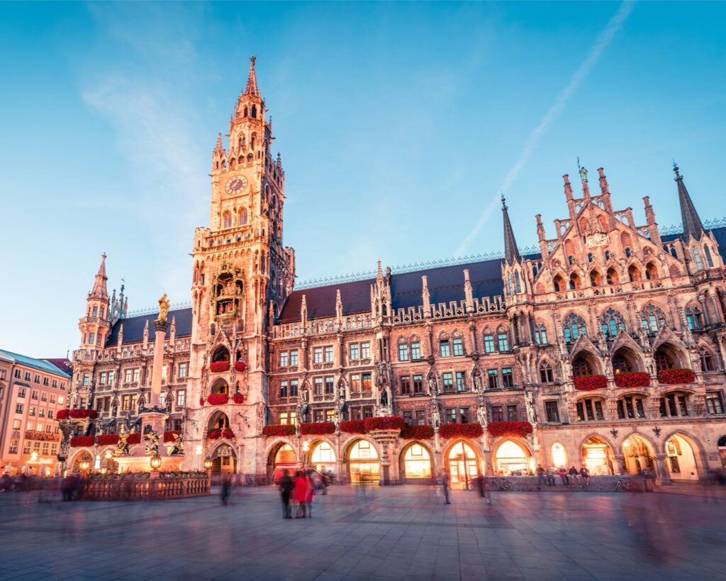 Fachada da Nova Prefeitura na praça Marienplatz em Munique ao anoitecer