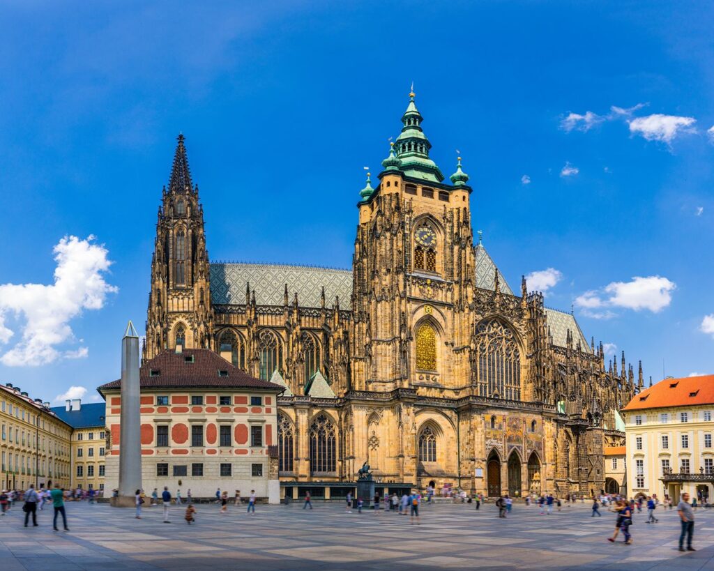 Catedral de São Vito no pátio do Castelo de Praga sob céu azul