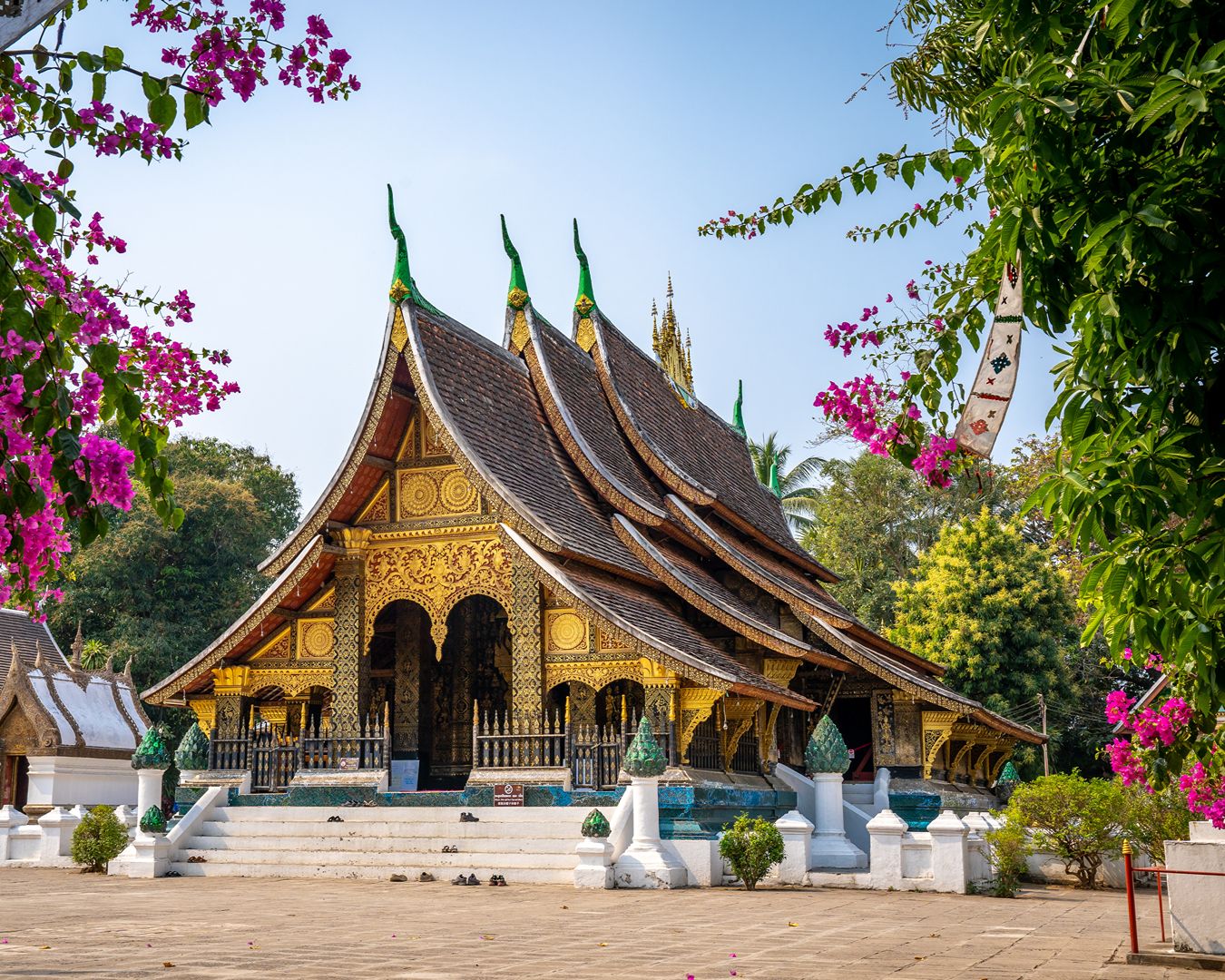 Entrada do templo Wat Xieng Thong ornamentado com detalhes dourados em Luang Prabang, Laos