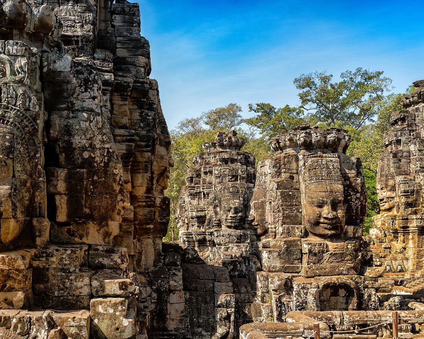 Torres de pedra esculpidas com rostos sorridentes no templo de Bayon, Angkor Thom, Camboja