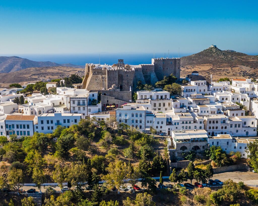 Vista panorâmica do Mosteiro de São João o Teólogo no topo da colina de Chora, na ilha de Patmos
