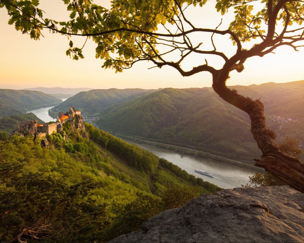 Ruínas do Castelo de Aggstein ao pôr do sol com vista para o Rio Danúbio