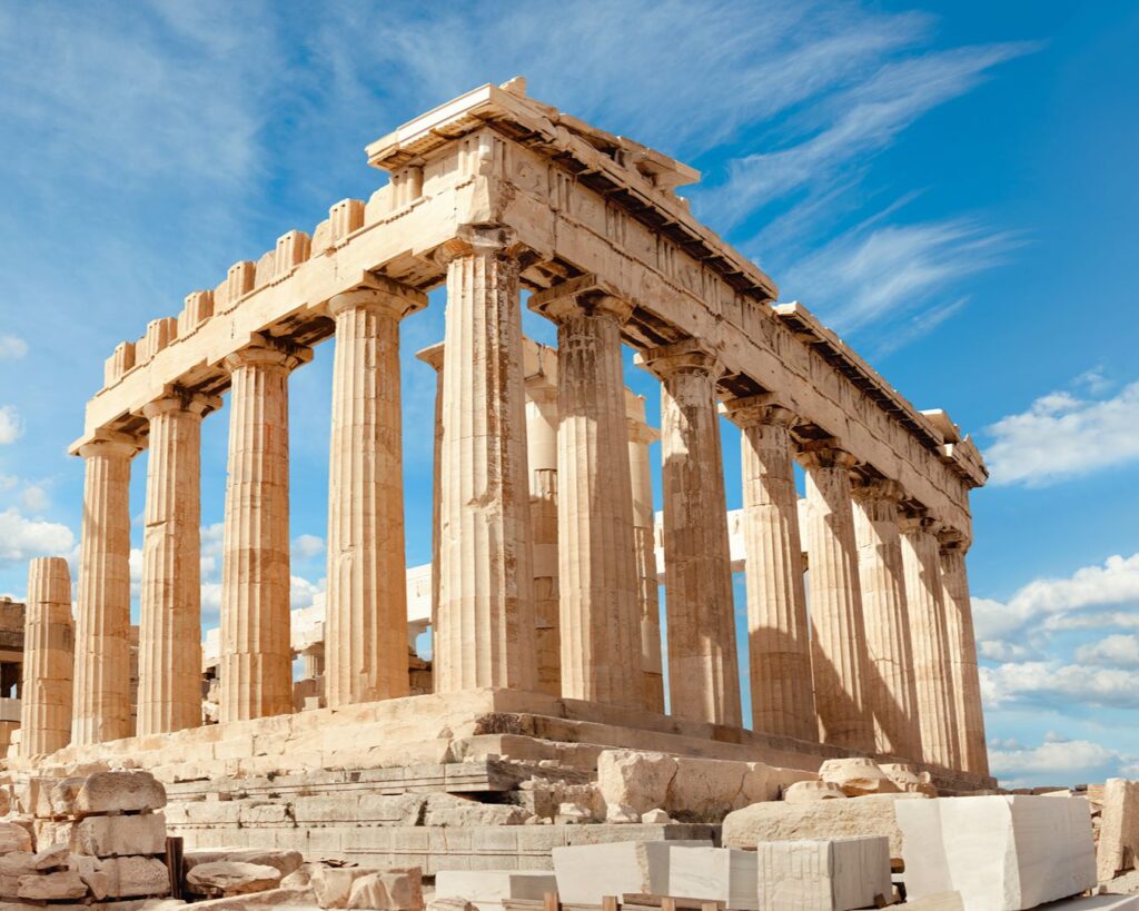 Vista em ângulo das imponentes colunas dóricas do templo Parthenon na Acrópole de Atenas