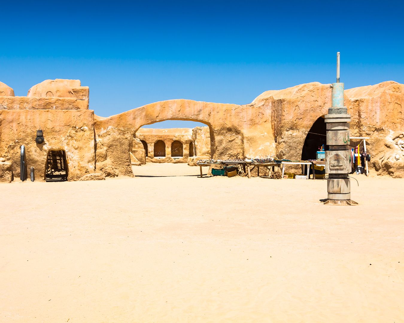 Cenário de ficção científica em formato de cúpulas de barro no deserto do Saara, local de filmagem de Star Wars na Tunísia