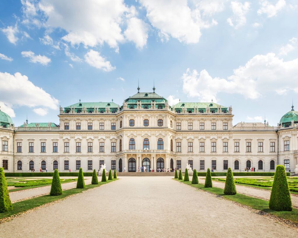 Fachada principal do Palácio Belvedere em Viena com jardins simétricos em primeiro plano
