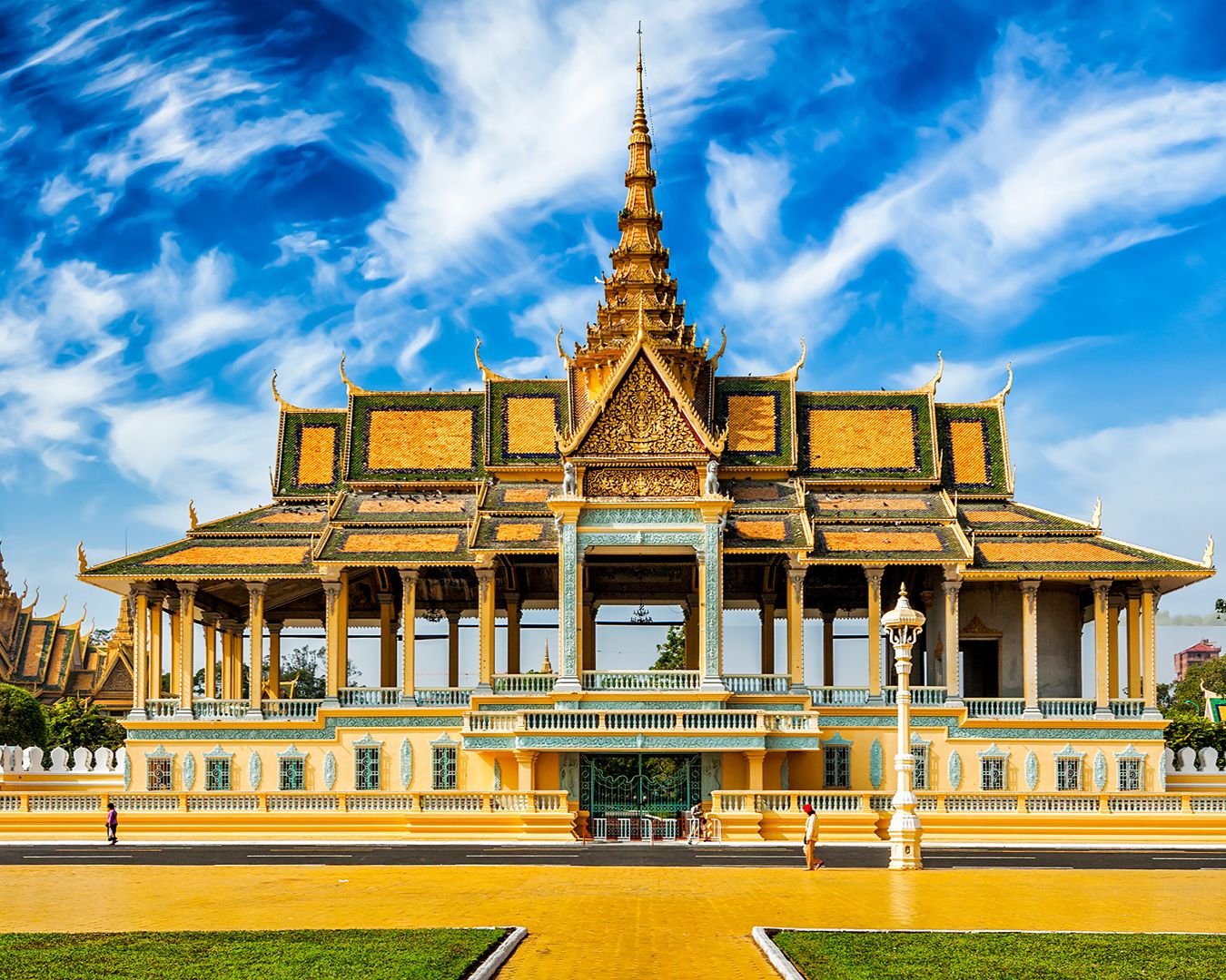 Pavilhão Chanchhaya no Palácio Real de Phnom Penh no Camboja com telhados dourados e céu ensolarado