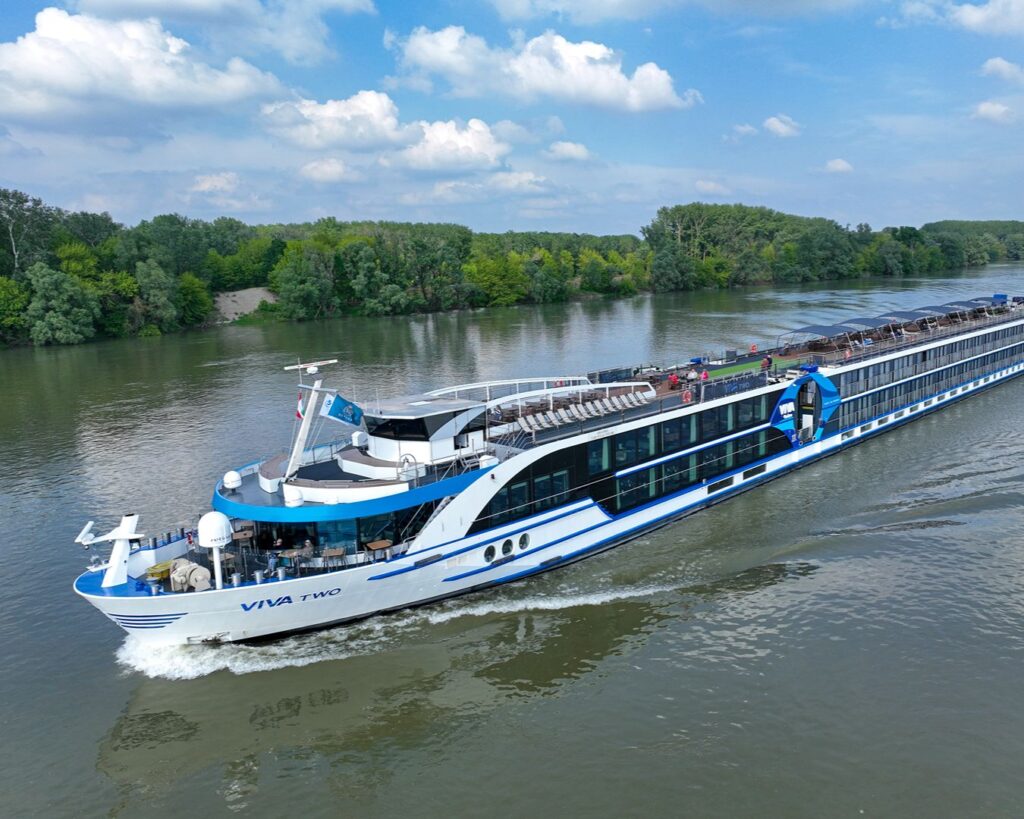 Navio de cruzeiro fluvial VIVA TWO navegando pelas águas do Rio Danúbio