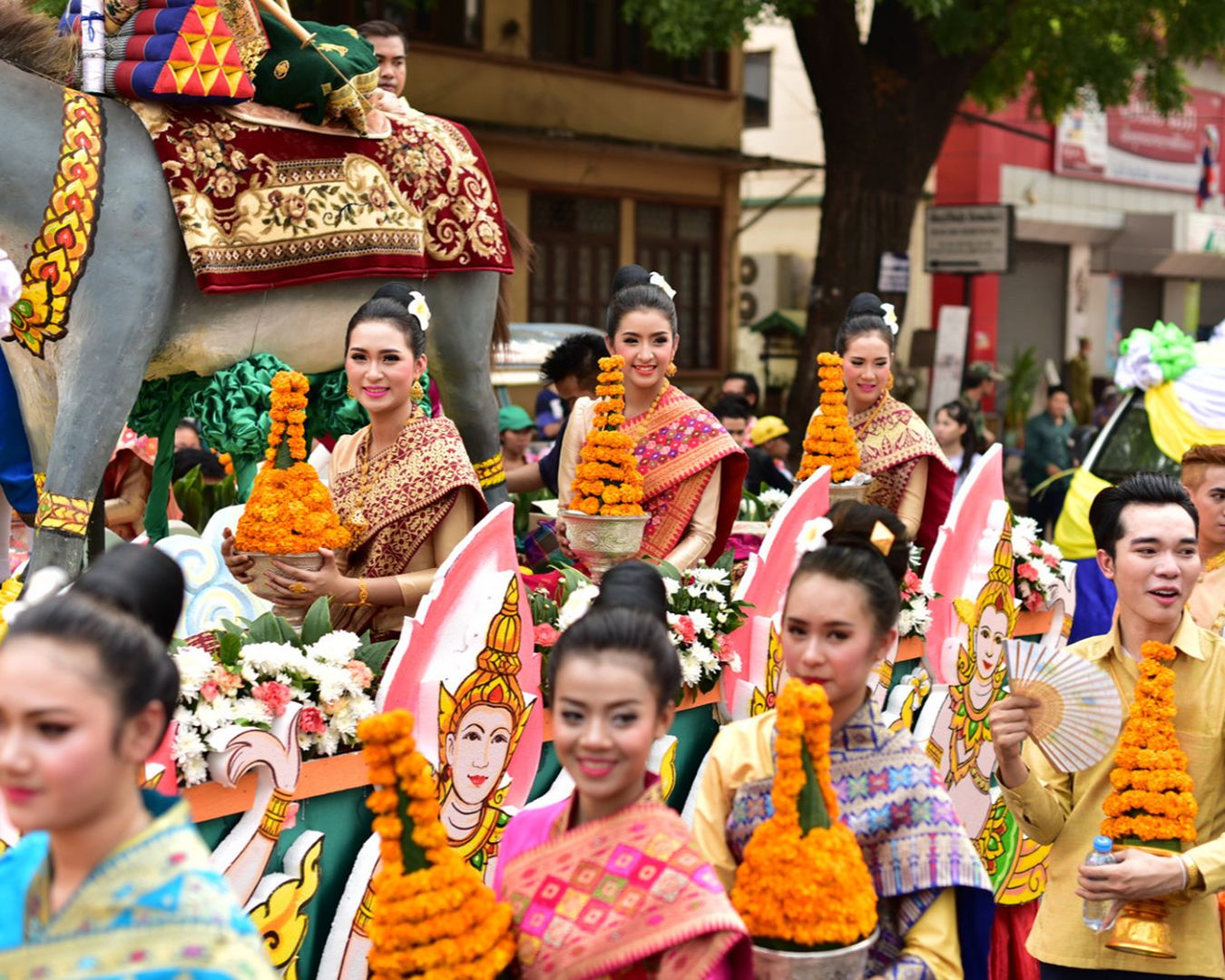 Mulheres laocianas em trajes tradicionais participando do desfile do Ano-Novo Pi Mai Lao